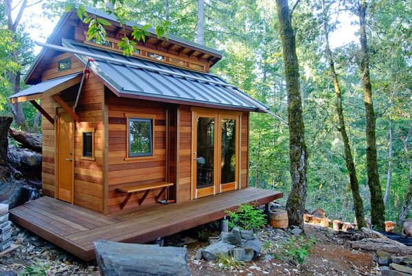 Tiny home living in the woods via https://commons.wikimedia.org/wiki/File:Cabin-Like_Tiny_Home_in_the_Woods.jpg