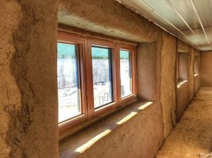 How to plaster straw-bale walls with clay: the first coat