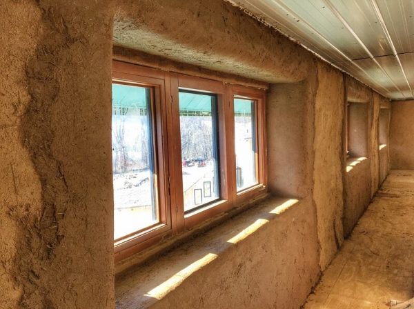 How to plaster straw-bale walls with clay