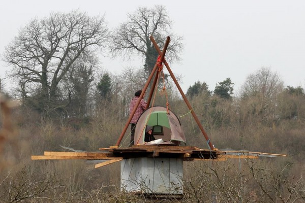 Campaigners evade bailiffs to protect tees and soil